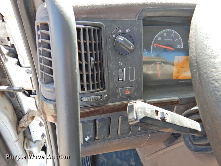 image for item DJ8372 2012 Volvo VNM  semi truck