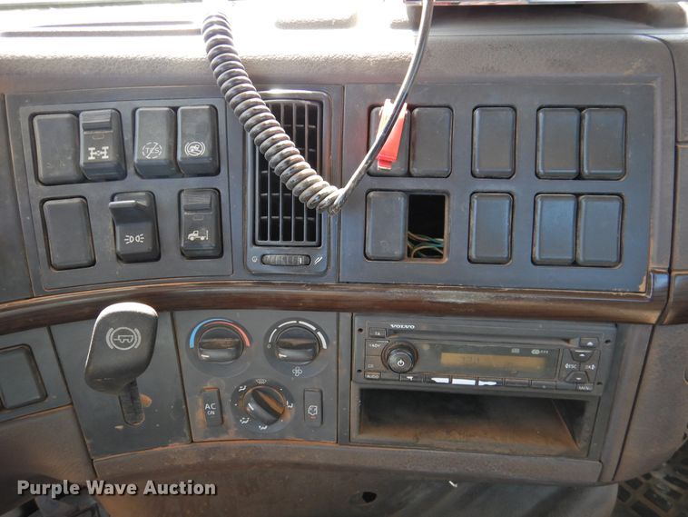 image for item DJ8372 2012 Volvo VNM  semi truck