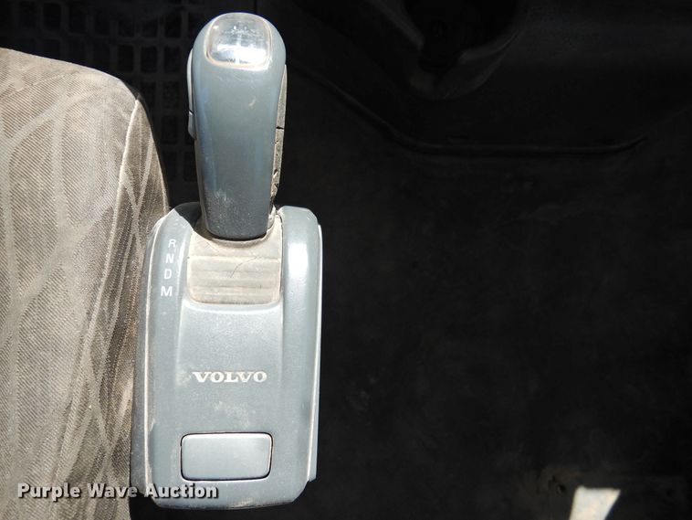 image for item DJ8372 2012 Volvo VNM  semi truck