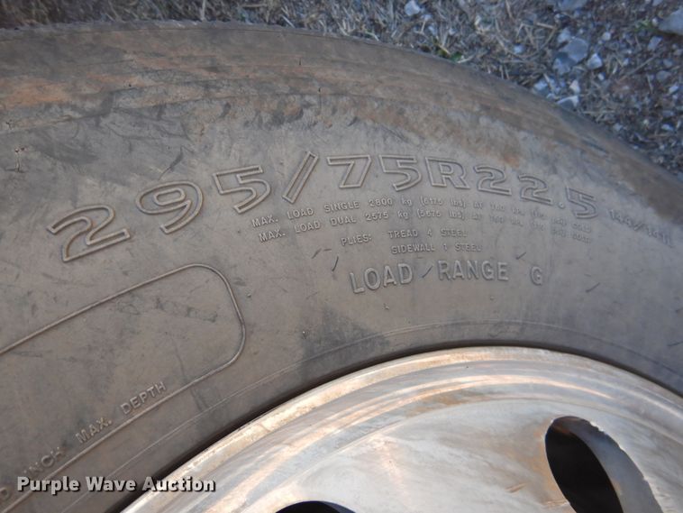 image for item DJ8372 2012 Volvo VNM  semi truck