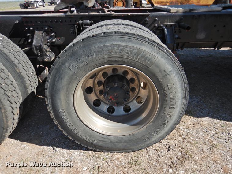 image for item DJ8372 2012 Volvo VNM  semi truck