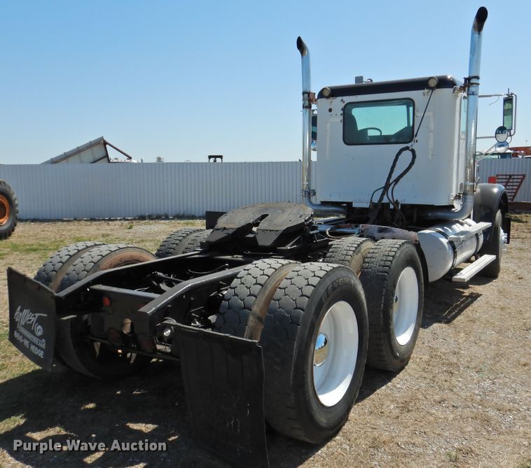 image for item DJ8373 2006 Freightliner FLD120  semi truck