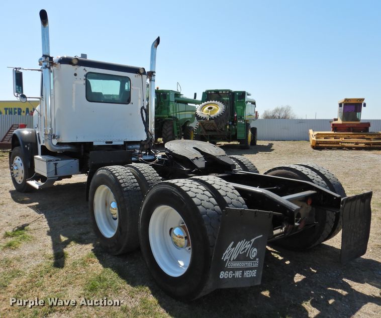 image for item DJ8373 2006 Freightliner FLD120  semi truck