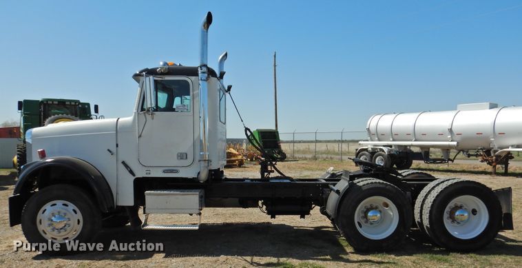 image for item DJ8373 2006 Freightliner FLD120  semi truck