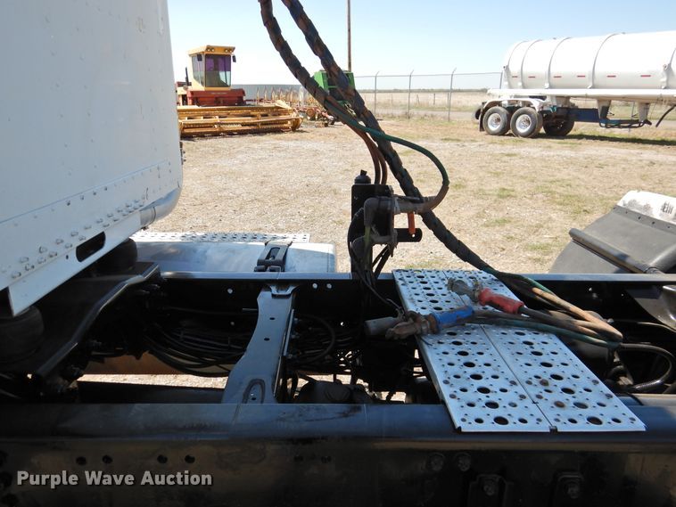 image for item DJ8373 2006 Freightliner FLD120  semi truck