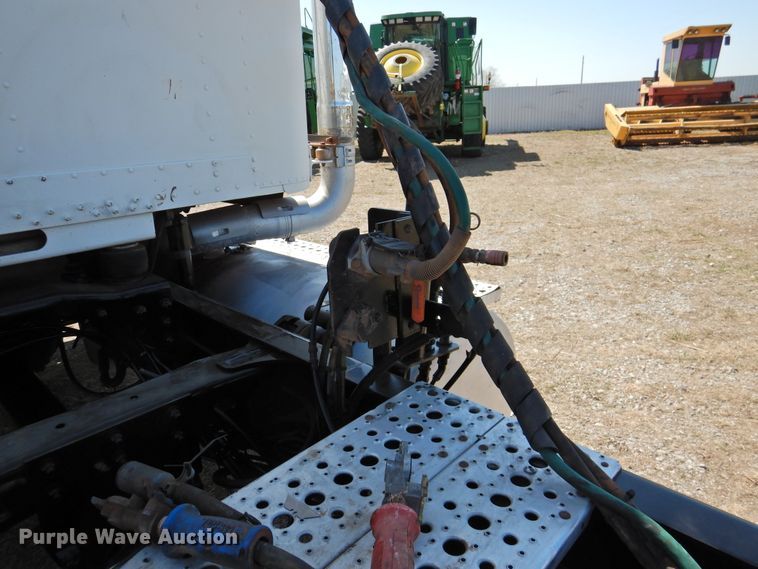 image for item DJ8373 2006 Freightliner FLD120  semi truck