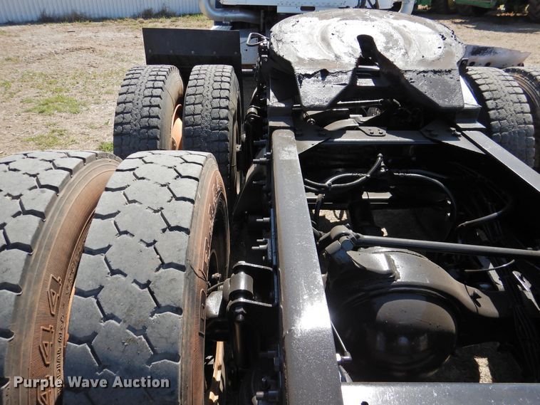 image for item DJ8373 2006 Freightliner FLD120  semi truck