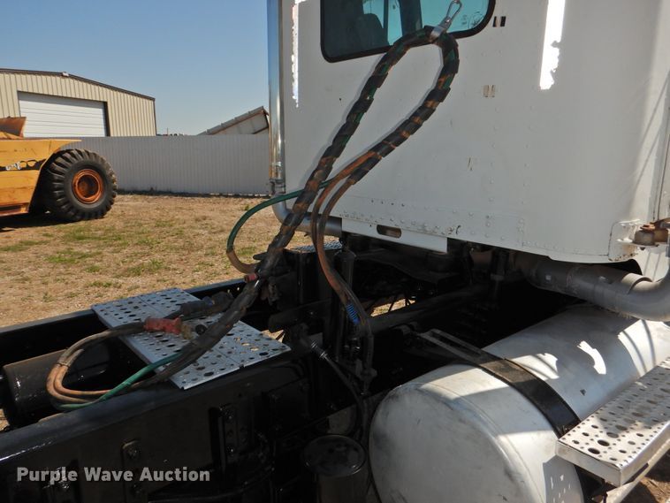 image for item DJ8373 2006 Freightliner FLD120  semi truck