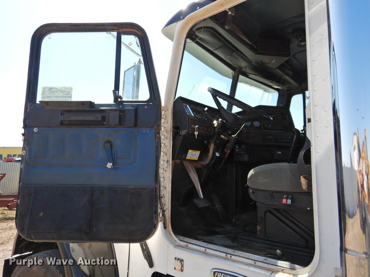 image for item DJ8373 2006 Freightliner FLD120  semi truck