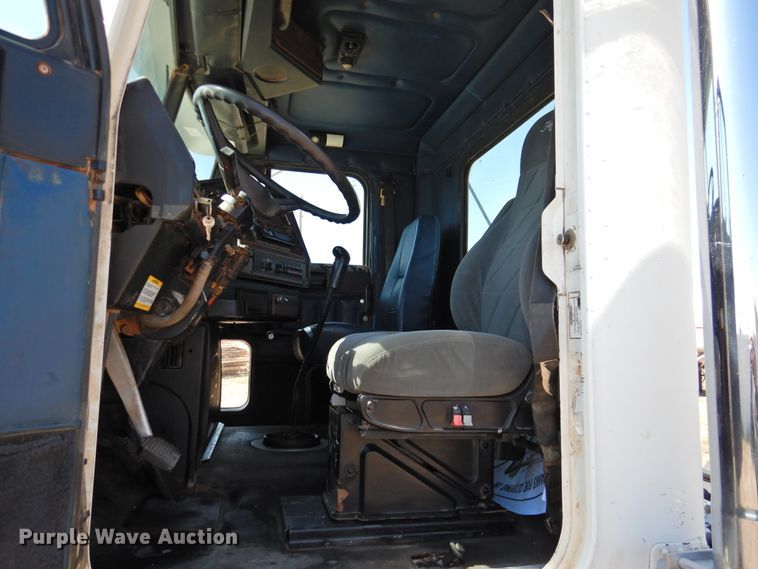 image for item DJ8373 2006 Freightliner FLD120  semi truck