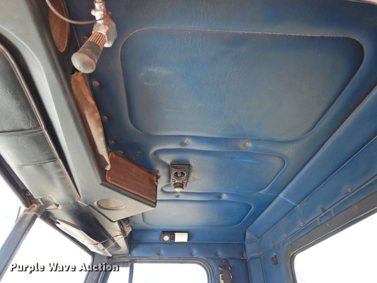 image for item DJ8373 2006 Freightliner FLD120  semi truck