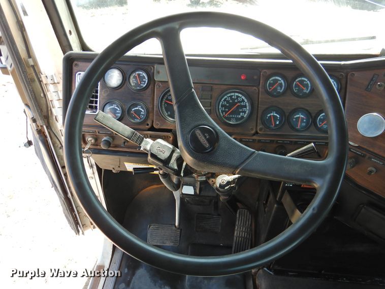 image for item DJ8373 2006 Freightliner FLD120  semi truck