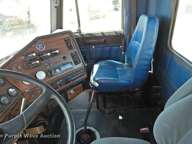 image for item DJ8373 2006 Freightliner FLD120  semi truck