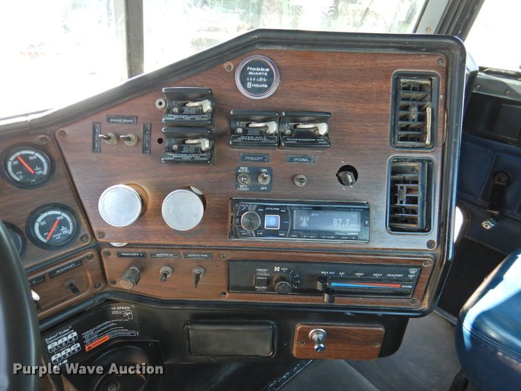 image for item DJ8373 2006 Freightliner FLD120  semi truck