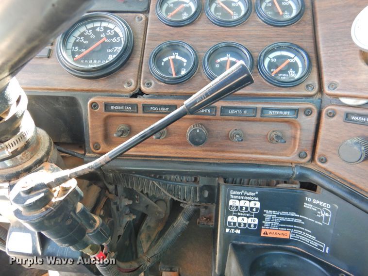 image for item DJ8373 2006 Freightliner FLD120  semi truck