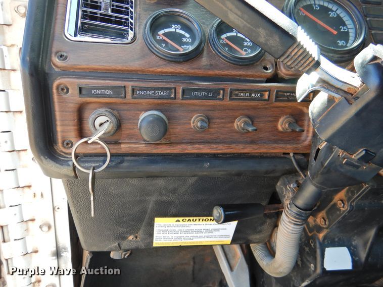 image for item DJ8373 2006 Freightliner FLD120  semi truck