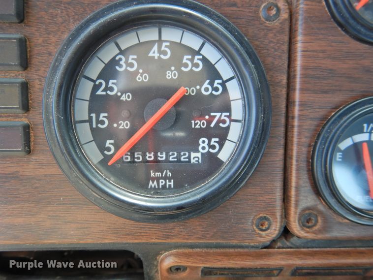 image for item DJ8373 2006 Freightliner FLD120  semi truck