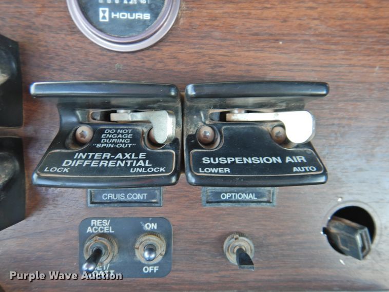 image for item DJ8373 2006 Freightliner FLD120  semi truck