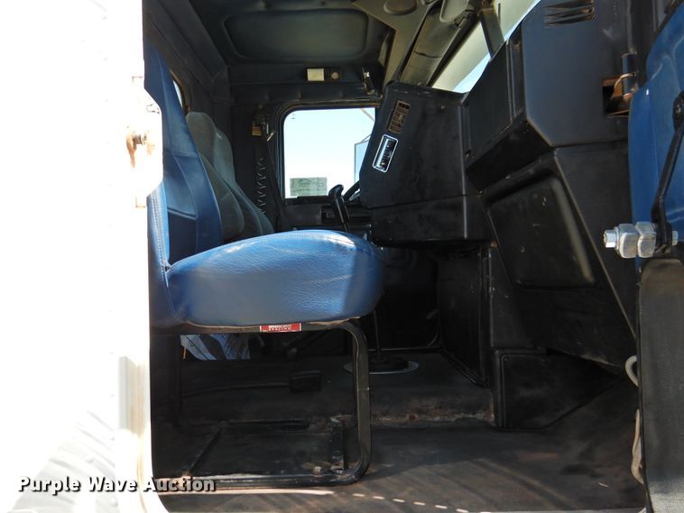 image for item DJ8373 2006 Freightliner FLD120  semi truck