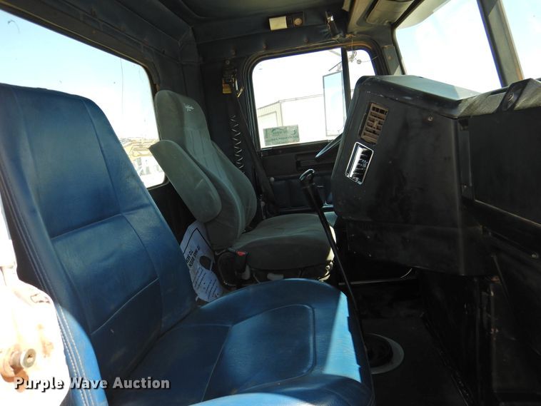 image for item DJ8373 2006 Freightliner FLD120  semi truck