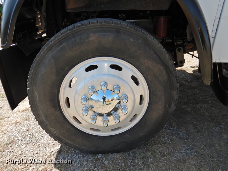 image for item DJ8373 2006 Freightliner FLD120  semi truck