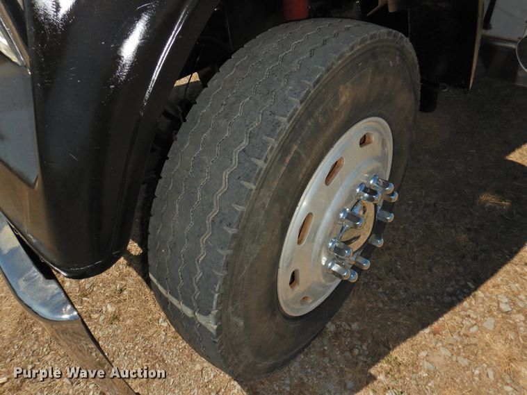 image for item DJ8373 2006 Freightliner FLD120  semi truck