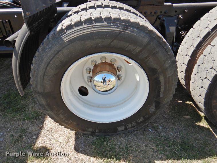 image for item DJ8373 2006 Freightliner FLD120  semi truck