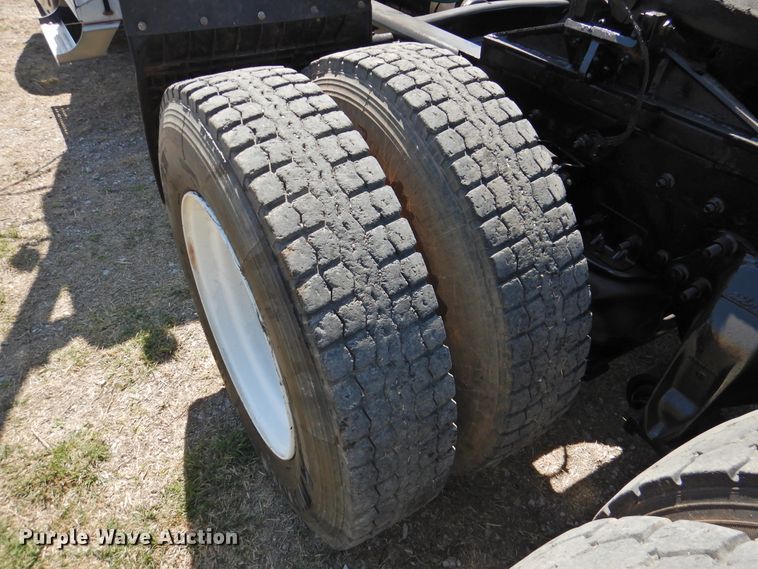 image for item DJ8373 2006 Freightliner FLD120  semi truck