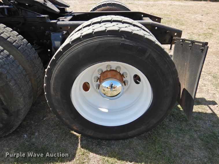 image for item DJ8373 2006 Freightliner FLD120  semi truck