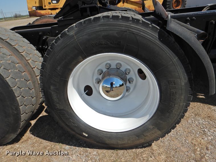 image for item DJ8373 2006 Freightliner FLD120  semi truck