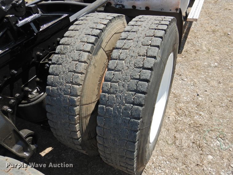 image for item DJ8373 2006 Freightliner FLD120  semi truck