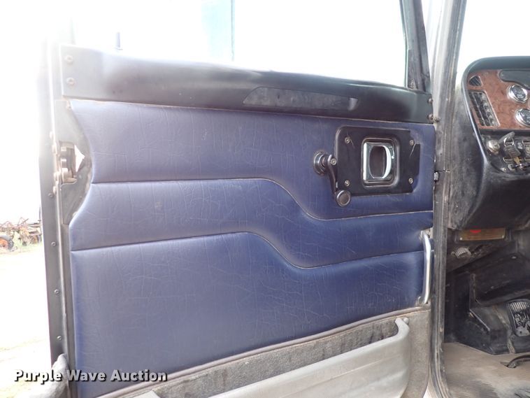 image for item DK4567 2005 Peterbilt 385  semi truck