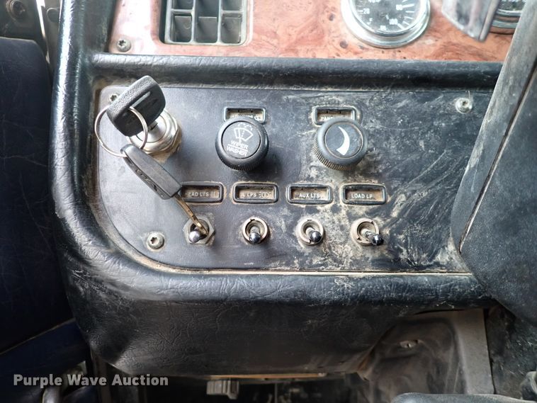 image for item DK4567 2005 Peterbilt 385  semi truck