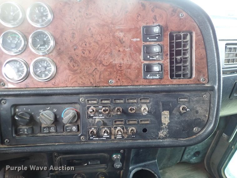 image for item DK4567 2005 Peterbilt 385  semi truck