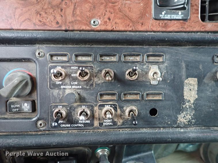 image for item DK4567 2005 Peterbilt 385  semi truck