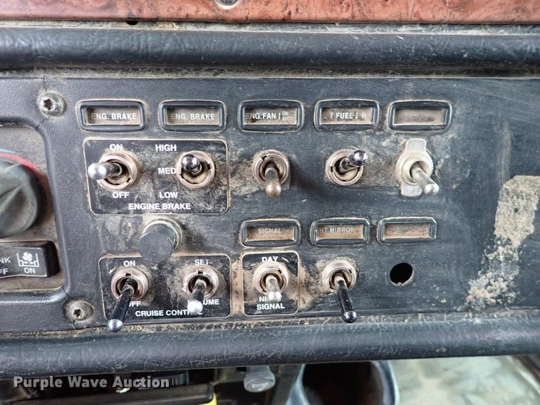 image for item DK4567 2005 Peterbilt 385  semi truck