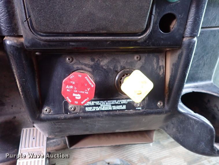 image for item DK4567 2005 Peterbilt 385  semi truck