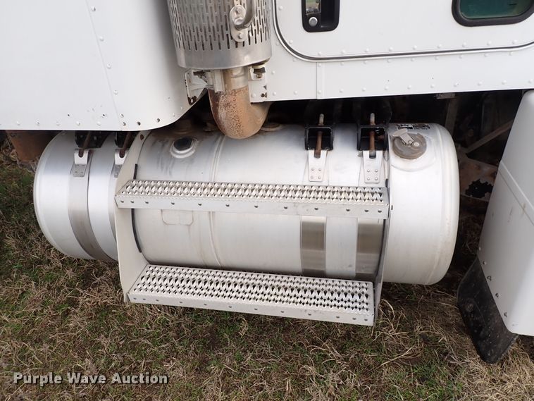 image for item DK4567 2005 Peterbilt 385  semi truck