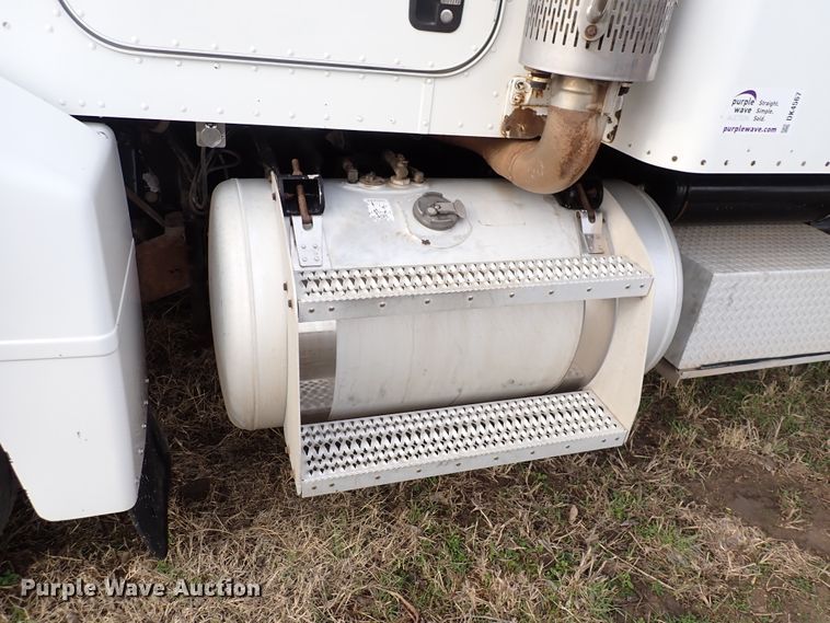 image for item DK4567 2005 Peterbilt 385  semi truck