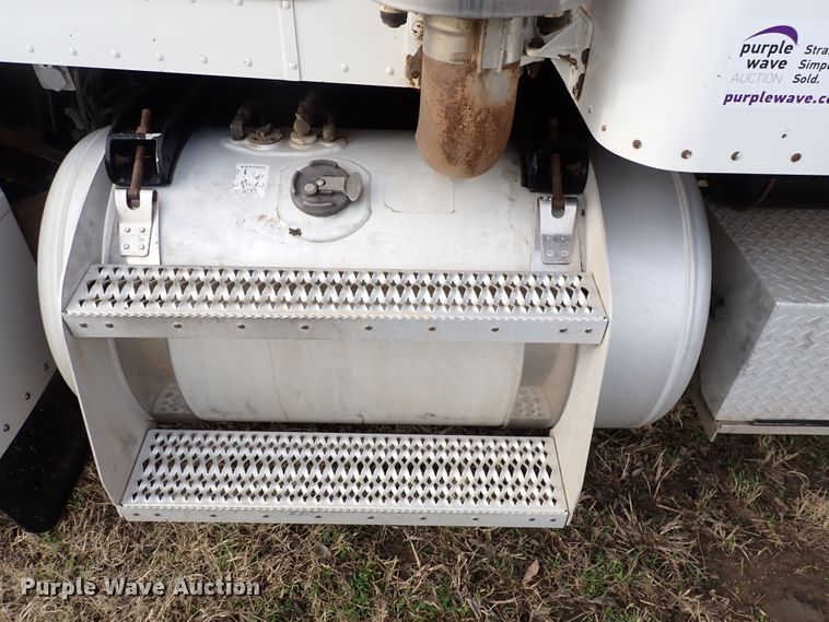 image for item DK4567 2005 Peterbilt 385  semi truck