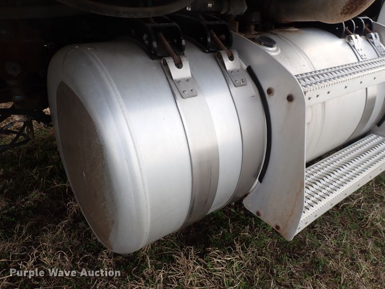 image for item DK4567 2005 Peterbilt 385  semi truck