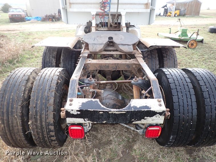 image for item DK4567 2005 Peterbilt 385  semi truck