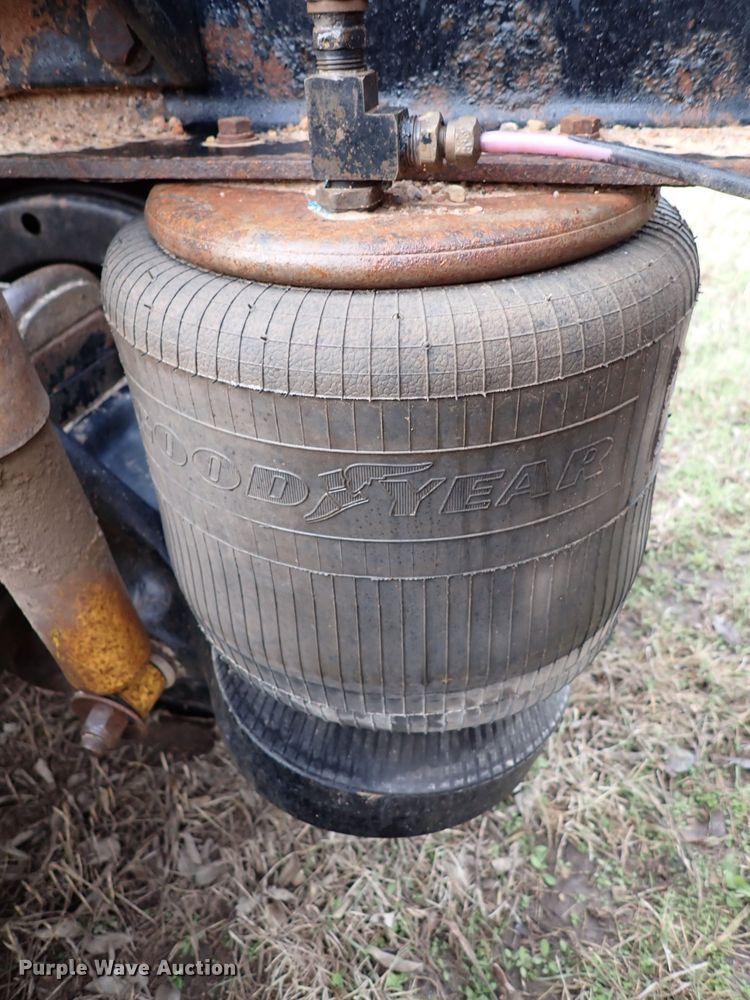 image for item DK4567 2005 Peterbilt 385  semi truck