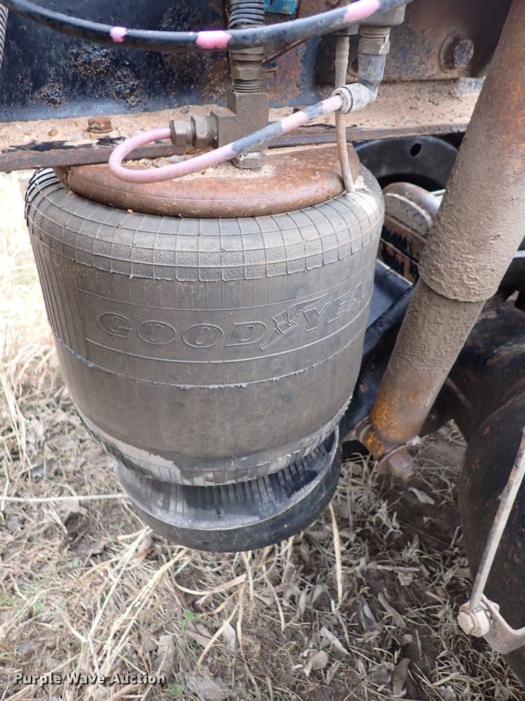 image for item DK4567 2005 Peterbilt 385  semi truck