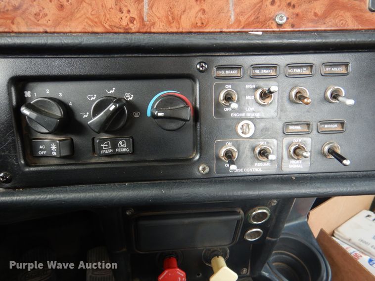 image for item DK5596 2005 Peterbilt 357  semi truck