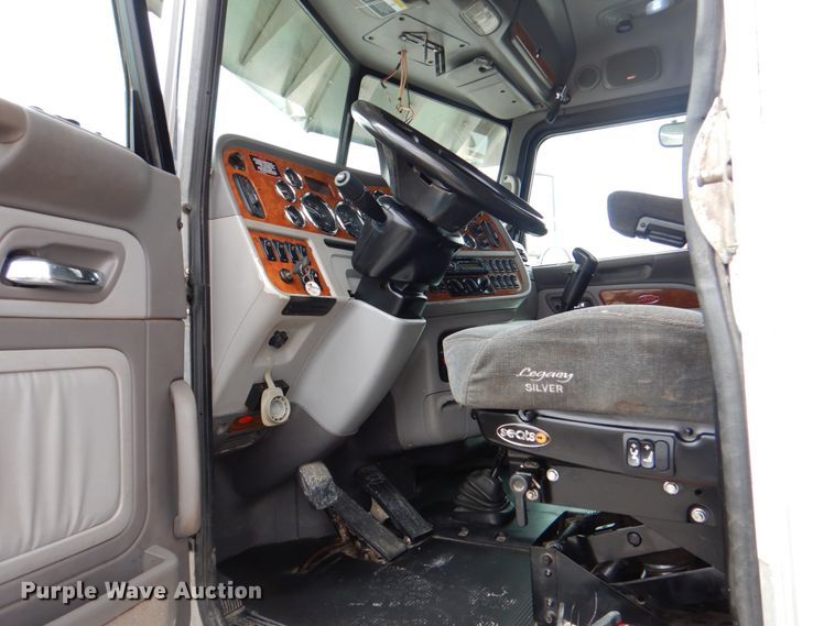 image for item DK5597 2008 Peterbilt 389  semi truck