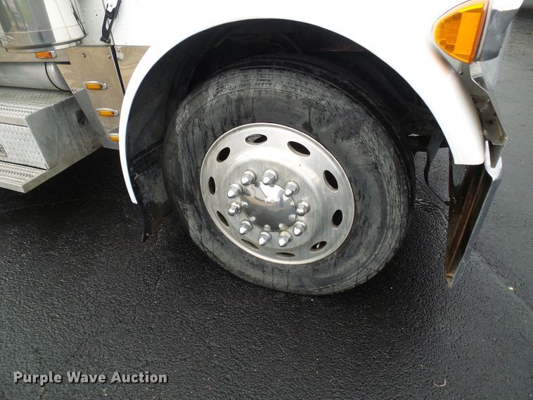 image for item DL0921 2000 Peterbilt 379  semi truck