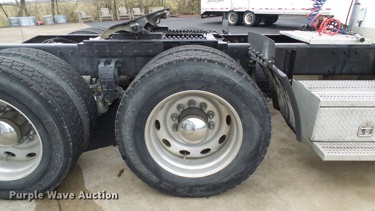 image for item DL0921 2000 Peterbilt 379  semi truck