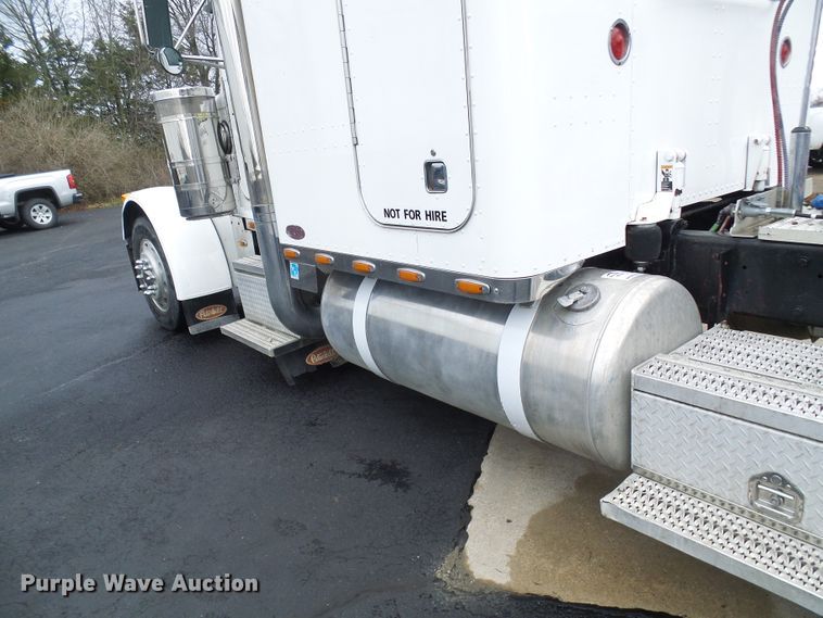 image for item DL0921 2000 Peterbilt 379  semi truck