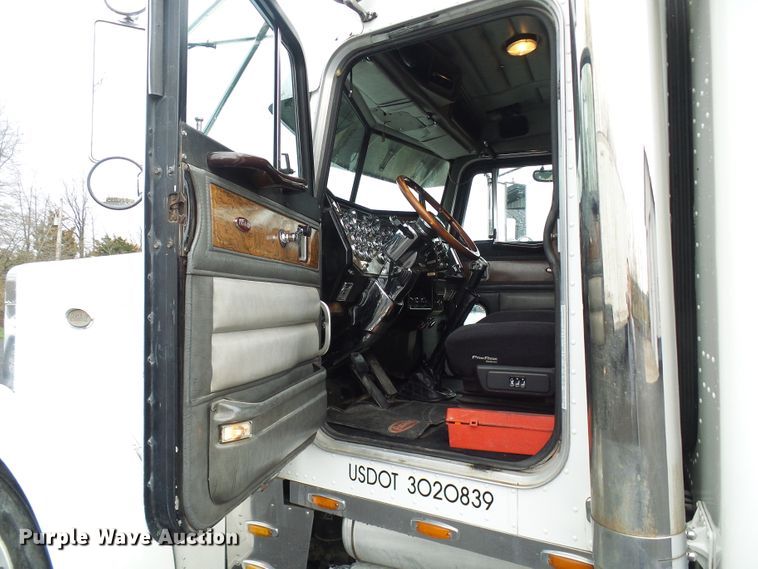 image for item DL0921 2000 Peterbilt 379  semi truck